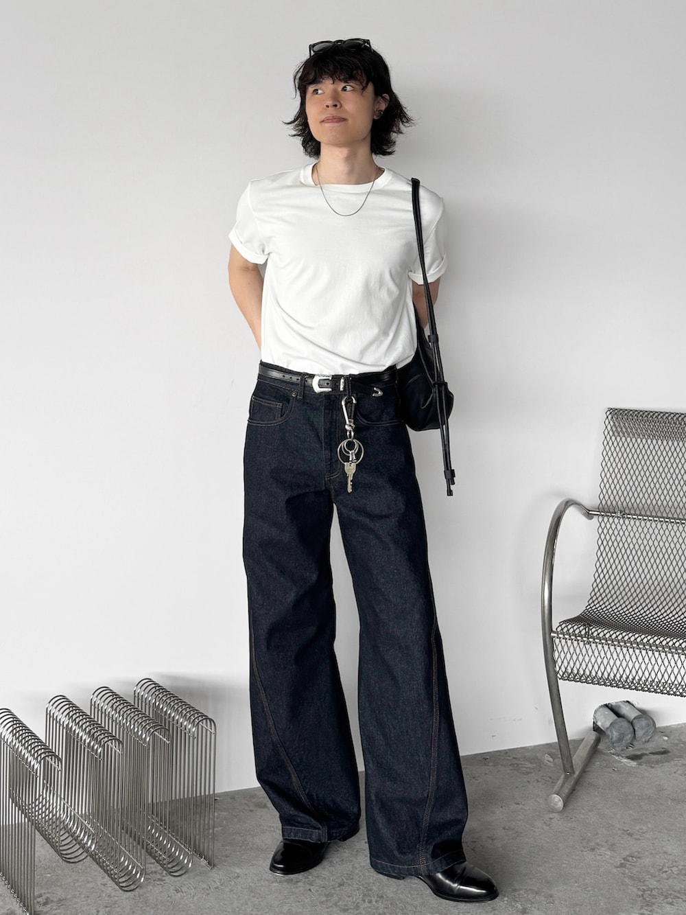 「夏ルックで気分アップ、デニム、白Tシャツ、ショルダーバッグ、シンプルコーデ、夏コーデ」｜「WYM LIDNMのWELLINGTON / BOSTON SUNGLASSES（サングラス、その他）」を使った、watoさん（メンズ・174cm）の夏コーディネートの2枚目の写真