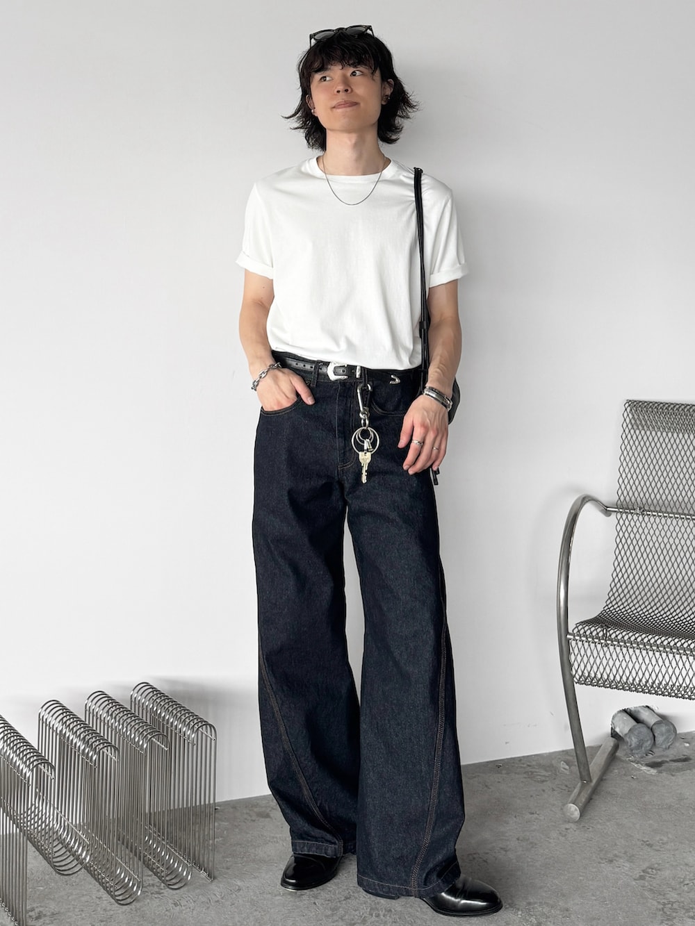 「夏ルックで気分アップ、デニム、白Tシャツ、ショルダーバッグ、シンプルコーデ、夏コーデ」｜「WYM LIDNMのWELLINGTON / BOSTON SUNGLASSES（サングラス、その他）」を使った、watoさん（メンズ・174cm）の夏コーディネートの3枚目の写真