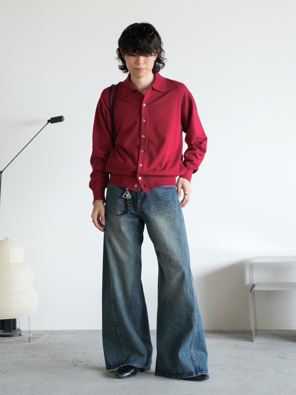 レッド系のシャツ/ブラウス、ブルー系のデニムパンツ、ブラック系のショルダーバッグを着用したメンズの秋コーディネートの3枚目の写真