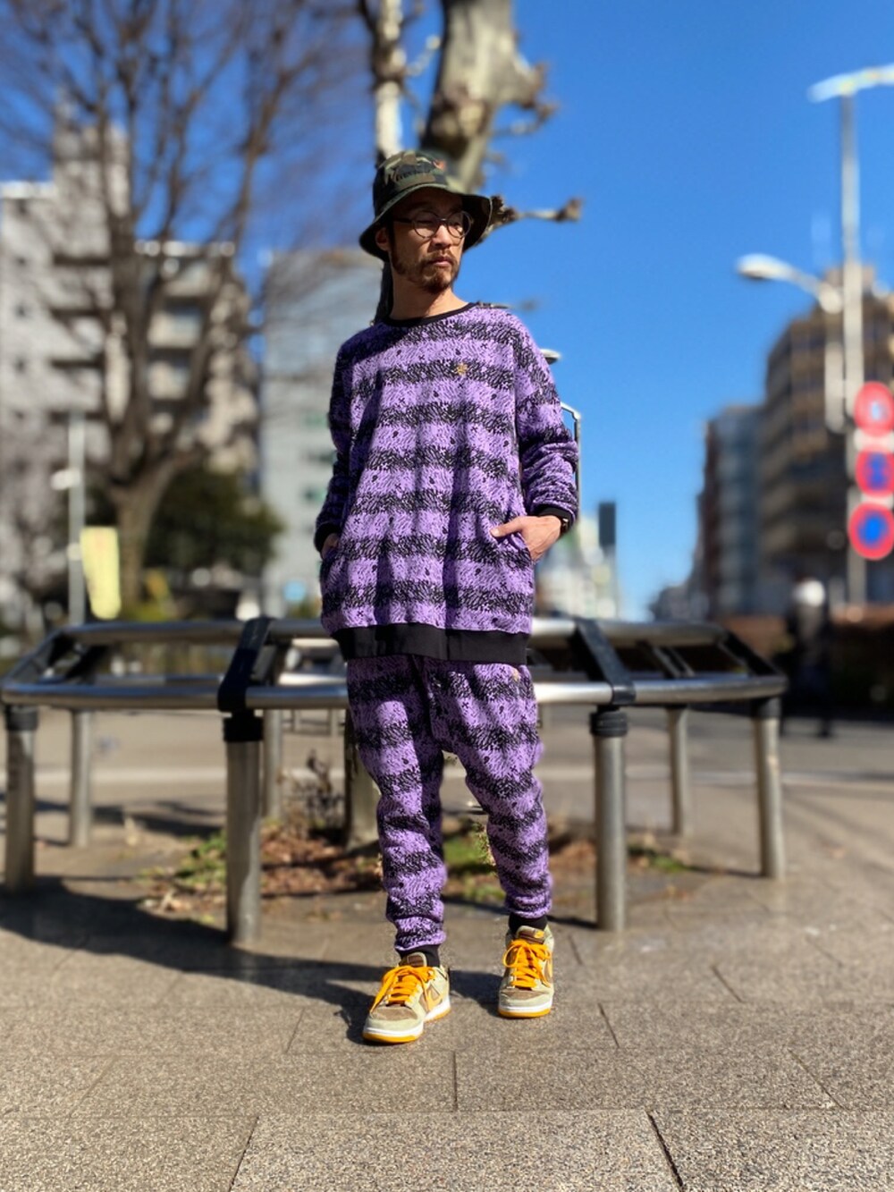 「ALDIES、バケットハット、アウター、セットアップ、セットアップスタイル、トレーナー、ビックシルエット、スウェットパンツ、サルエルパンツ、冬コーデ、カジュアル」｜「ALDIESのRunaways Metro Hat / ラナウェイズメトロハット（ハット、その他）」を使った、りょうさん（メンズ・171cm）の冬コーディネートの2枚目の写真