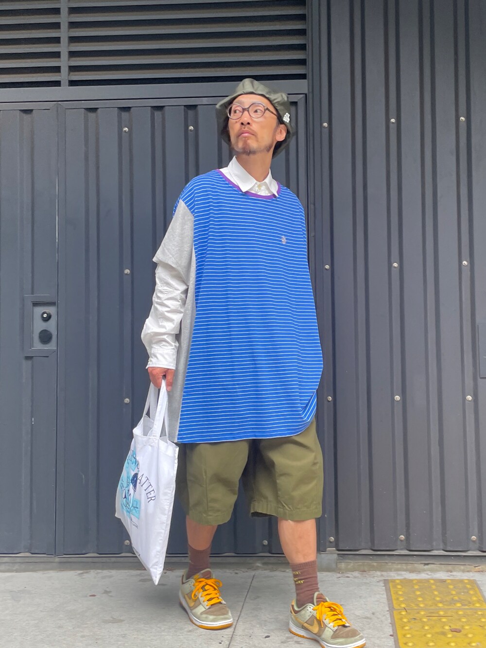 「ALDIES、ベレー帽、ベレー帽推奨委員会、Tシャツ、ビックシルエット、白シャツ、シャツ、レイヤードスタイル、ハーフパンツ、カジュアルコーデ、シンプルコーデ、夏コーデ」｜「ALDIESのBobby Beret / ボビーベレー（ハンチング/ベレー帽、グリーン系）」を使った、りょうさん（メンズ・171cm）の夏コーディネートの3枚目の写真
