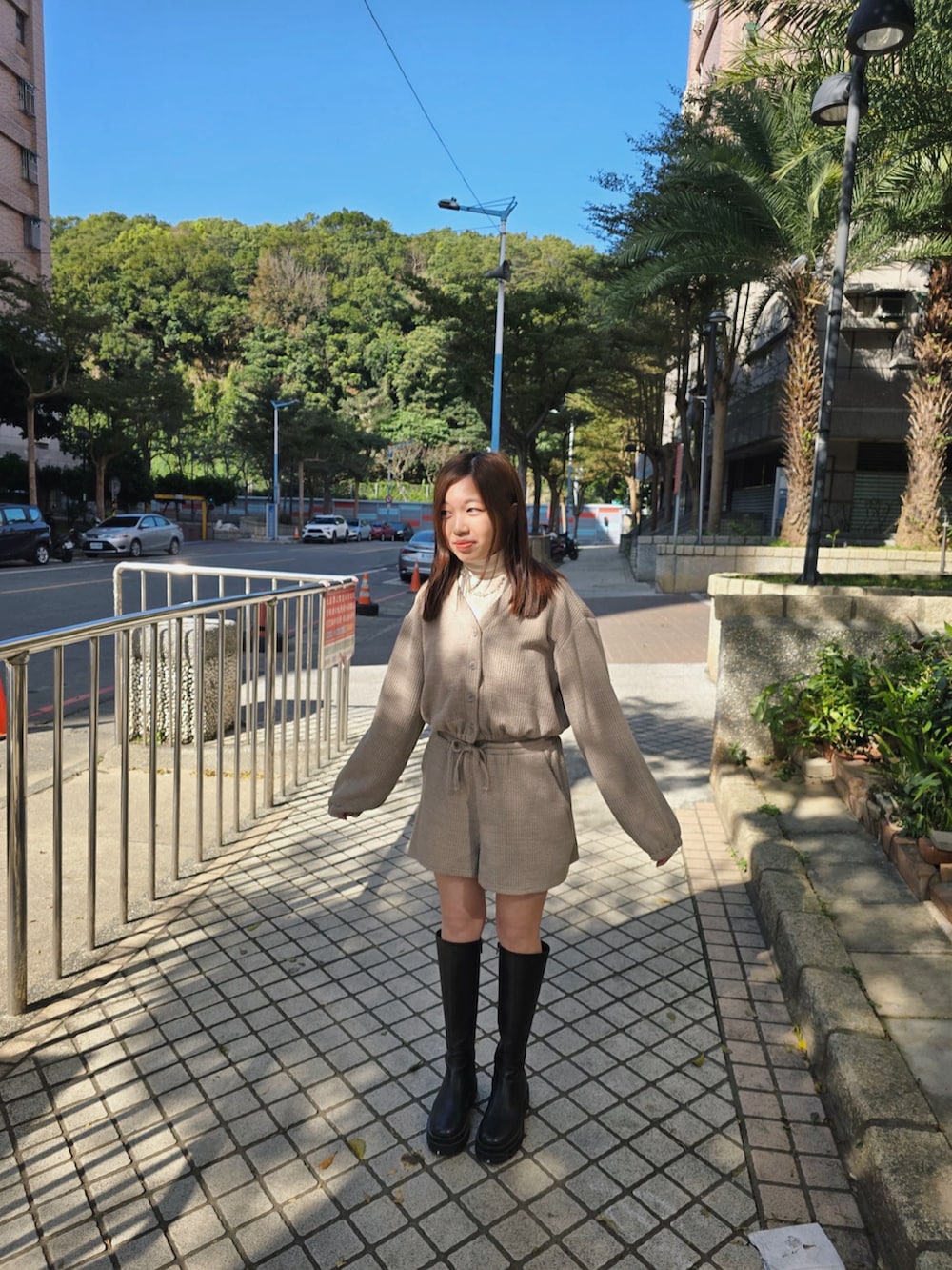 ベージュ系のニット/セーター、ブラック系のブーツを着用したレディースの冬コーディネートの2枚目の写真