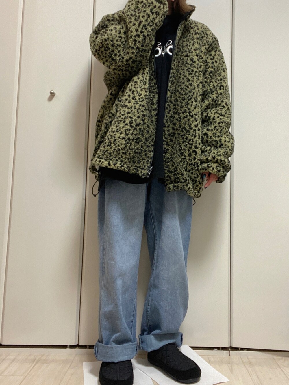 「ボアジャケット、レオパード、デニム、デニムパンツ、カジュアル、ストリート、ストリートコーデ、低身長、低身長コーデ」｜「X-girlのREVERSIBLE BOA FLEECE JACKET（ナイロンジャケット、イエロー系）」を使った、🫑さん（レディース・150cm）の冬コーディネートの2枚目の写真