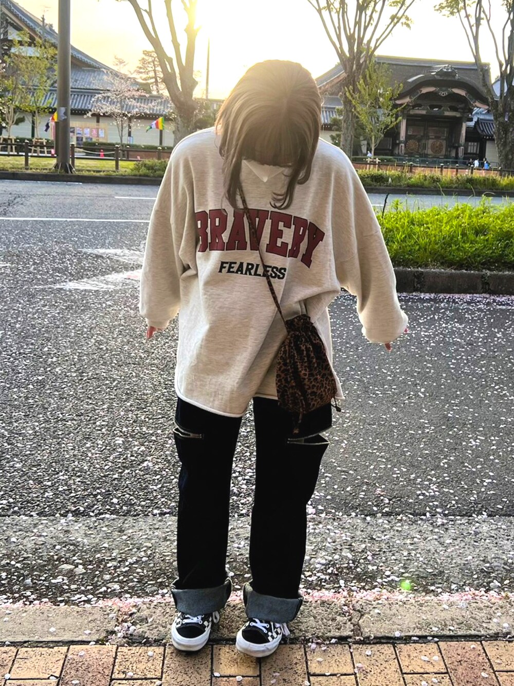 「デニム、スウェット、春コーデ、お花見コーデ、スニーカー、VANS、シンプルコーデ、ストリート」｜「jouetieのBRAVERYロゴカレッジプルオーバー【トレーナー/スウェット】（スウェット、グレー系）」を使った、🫑さん（レディース・150cm）の春コーディネートの2枚目の写真
