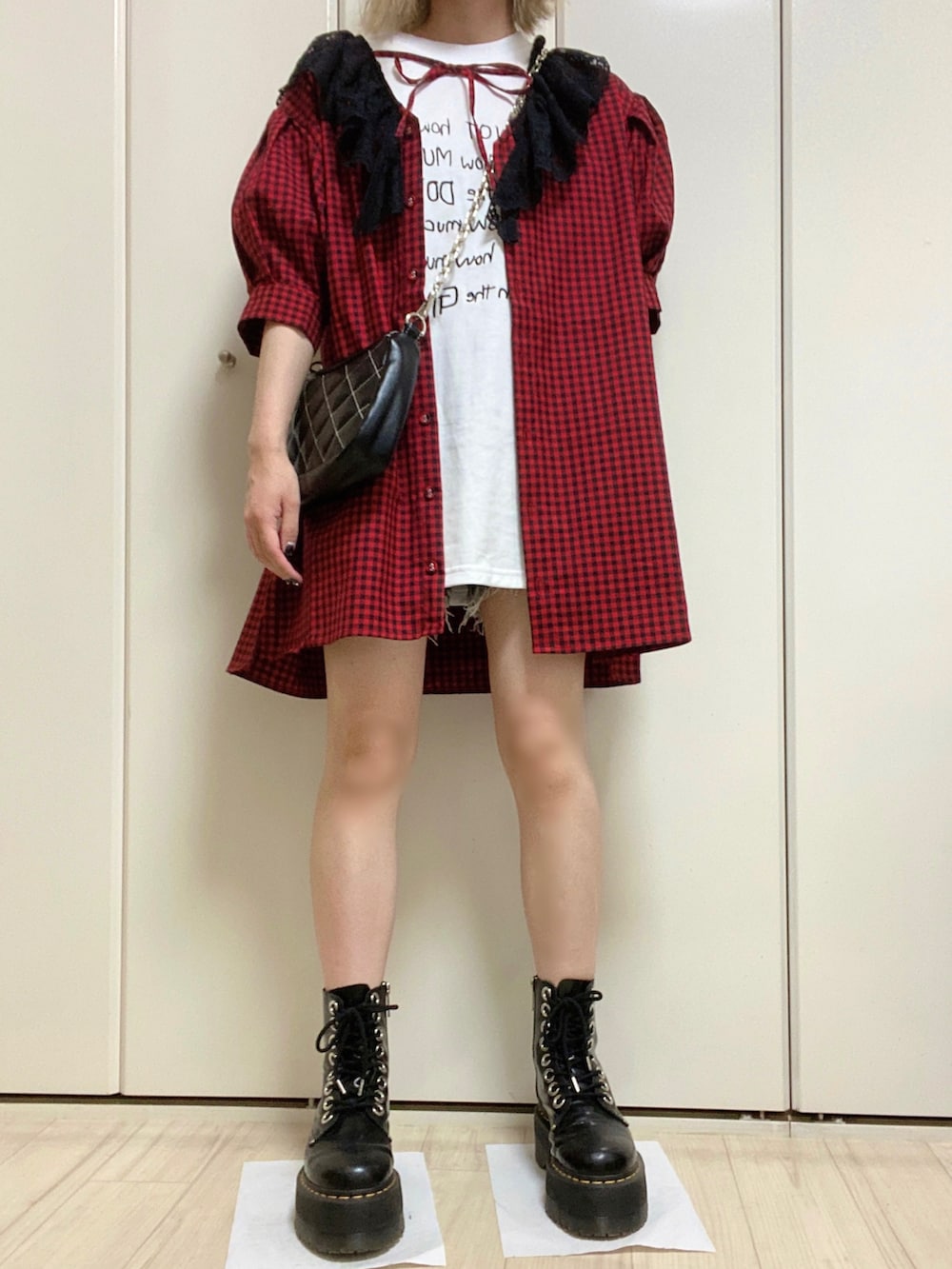 「jouetie、赤チェック、チェック、チェックシャツ、Dr.Martens、ドクターマーチン、8ホール、厚底シューズ、ショートパンツ、低身長、低身長コーデ、ビッグシルエット、シャツスタイル」｜「jouetieのキルティングハーフ BAG（ハンドバッグ、ブラック系）」を使った、🫑さん（レディース・150cm）の秋コーディネートの2枚目の写真