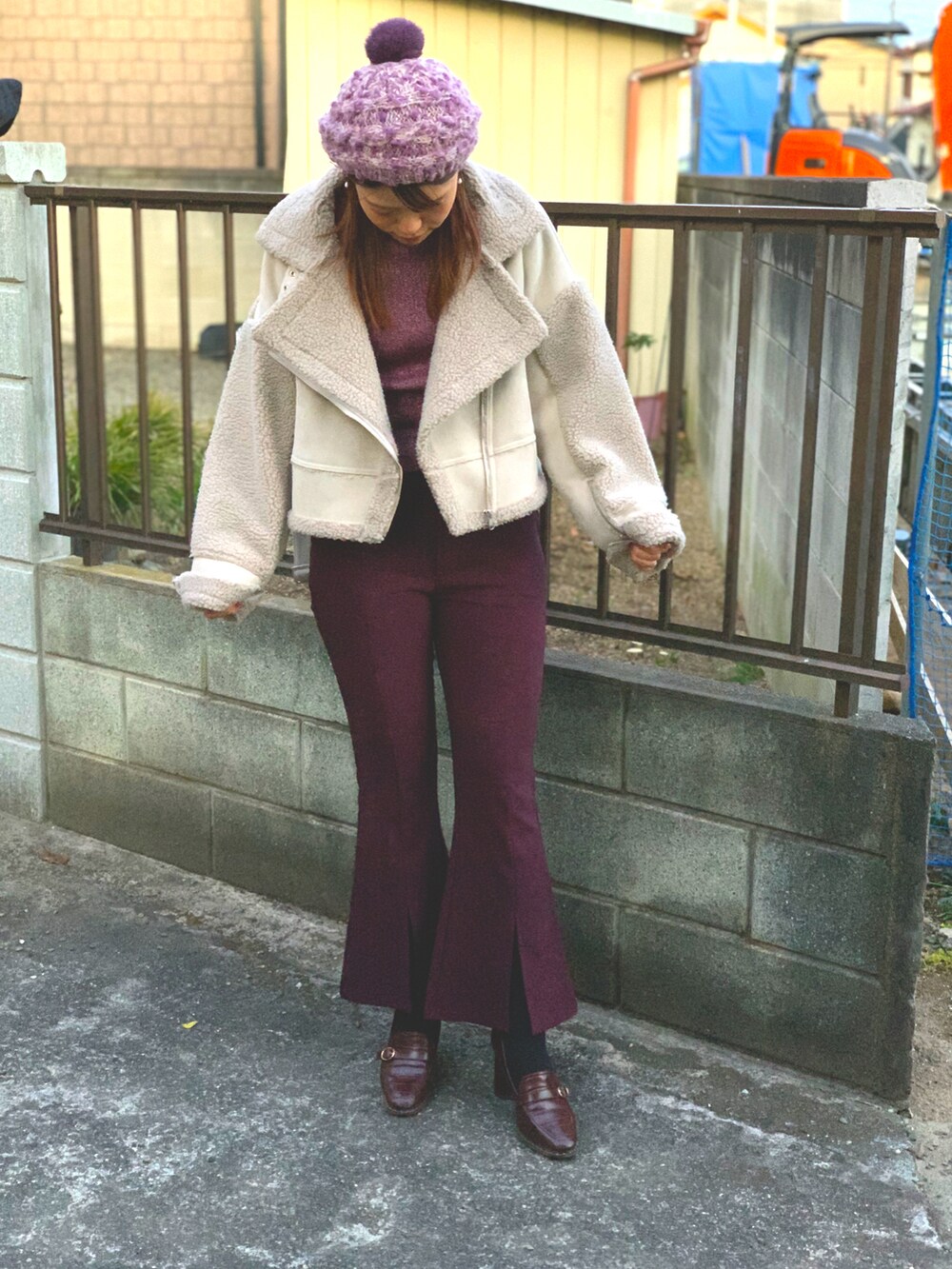 パープル系のその他パンツ、ブラウン系のドレスシューズ、ベージュ系のブルゾンを着用したレディースの冬コーディネートの2枚目の写真