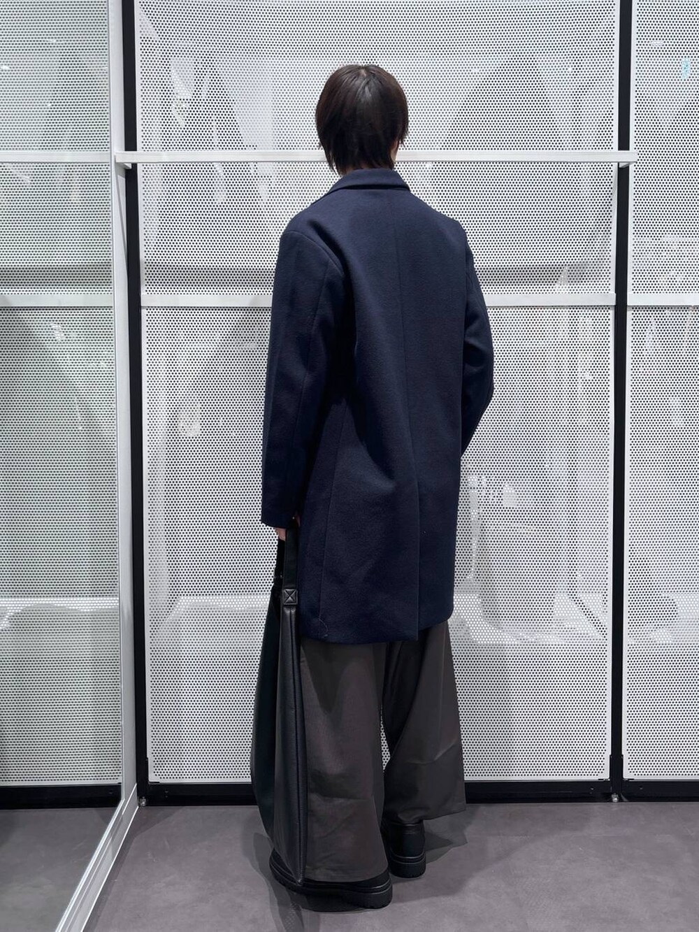 「休日コーデ、冬コーデ、韓国系、ラフ、モード、きれいめ、カジュアル、LAKOLE、着痩せ・細見え、Tシャツ、春コーデ、アウター、コート、ワイドパンツ、リング」｜「LAKOLEのタンクソールビットローファー / 182121（ローファー、ブラック系）」を使った、NAOさん（メンズ・175cm）の冬コーディネートの3枚目の写真