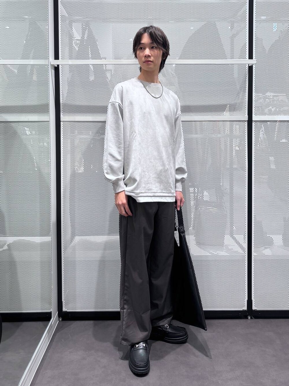「休日コーデ、冬コーデ、韓国系、ラフ、モード、きれいめ、カジュアル、LAKOLE、着痩せ・細見え、Tシャツ、春コーデ、アウター、コート、ワイドパンツ、リング」｜「LAKOLEのタンクソールビットローファー / 182121（ローファー、ブラック系）」を使った、NAOさん（メンズ・175cm）の冬コーディネートの4枚目の写真