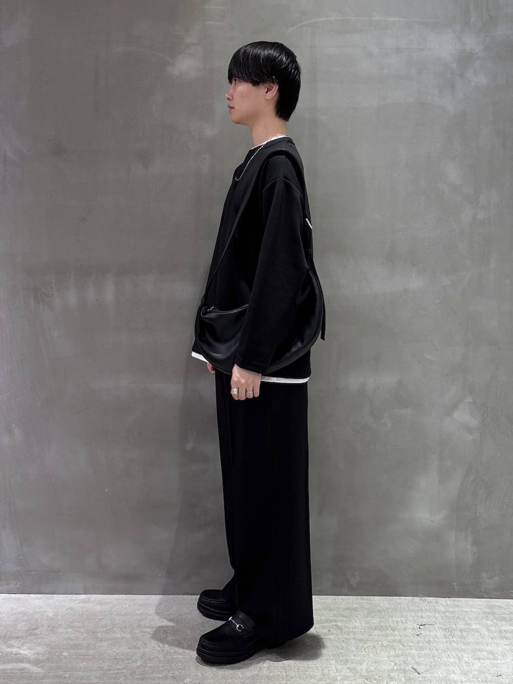 ブラック系のローファー、ブラック系のその他パンツ、ブラック系のショルダーバッグを着用したメンズの秋コーディネートの2枚目の写真