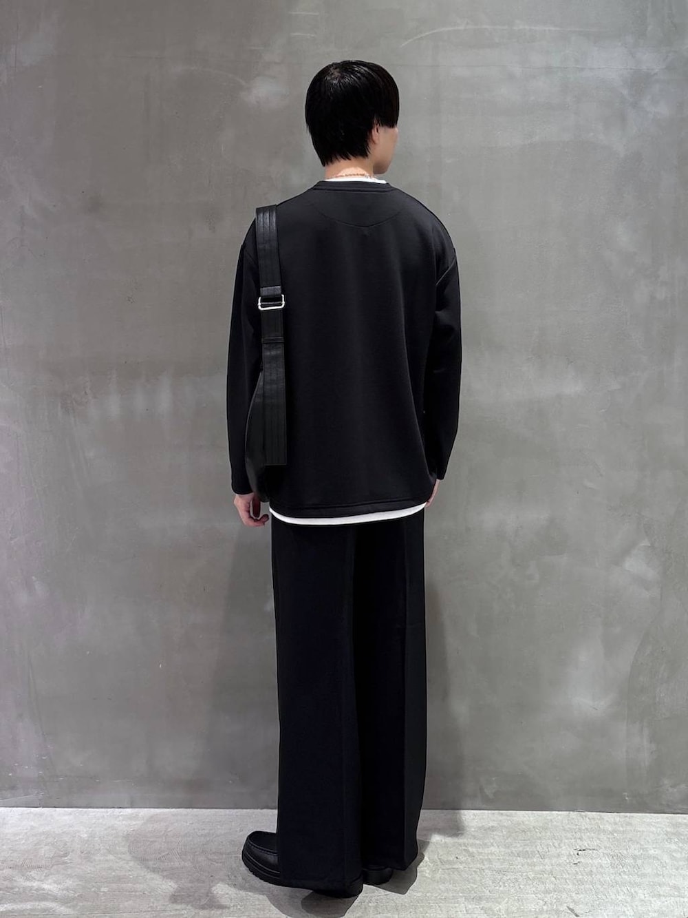 ブラック系のローファー、ブラック系のその他パンツ、ブラック系のショルダーバッグを着用したメンズの秋コーディネートの3枚目の写真