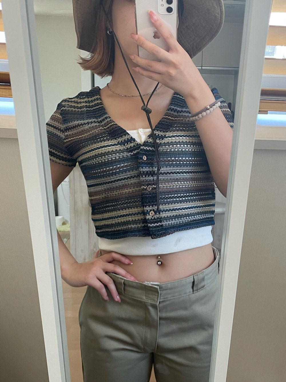ベージュ系のチノパンツ、その他のトップス、ホワイト系のキャミソールを着用したレディースの夏コーディネートの2枚目の写真
