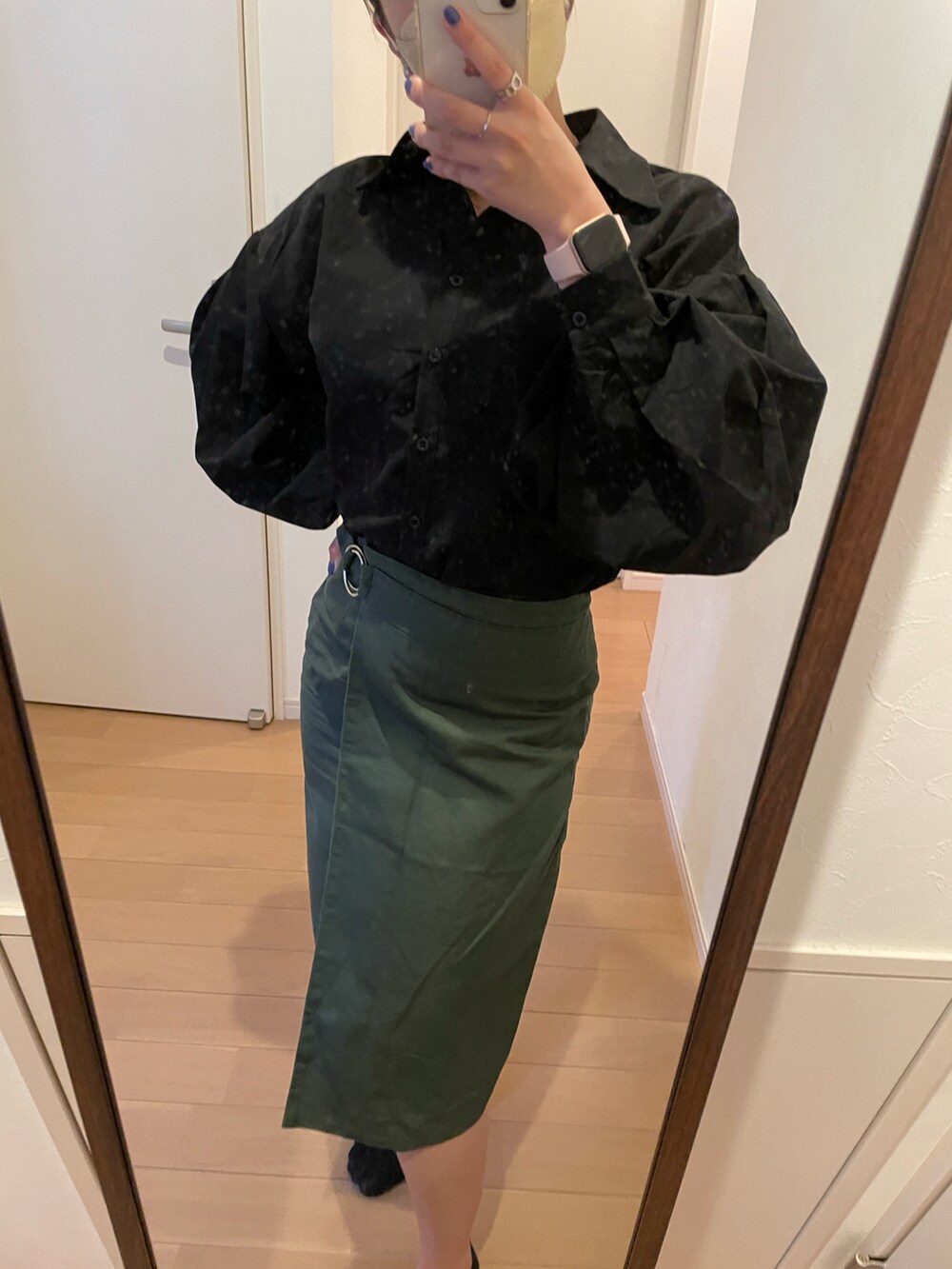 グリーン系のスカート、ピンク系の腕時計を着用したレディースの春コーディネートの2枚目の写真