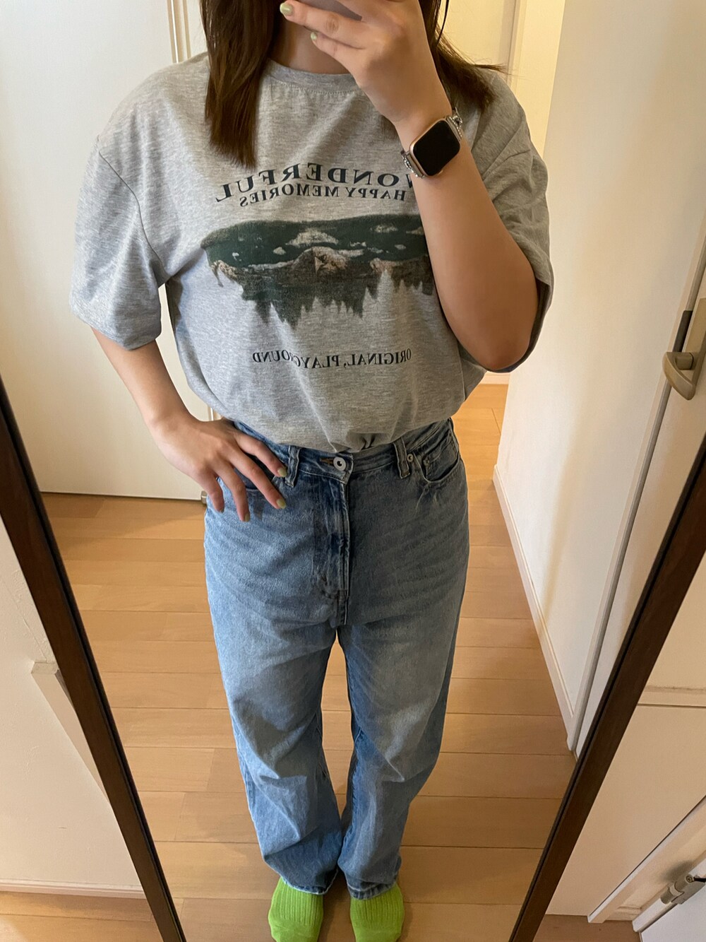 ブルー系のデニムパンツを着用したレディースの春コーディネートの2枚目の写真