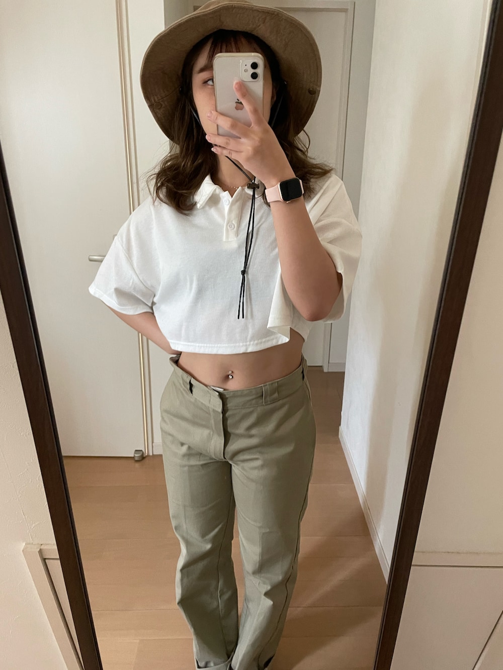 ベージュ系のチノパンツを着用したレディースの春コーディネートの2枚目の写真