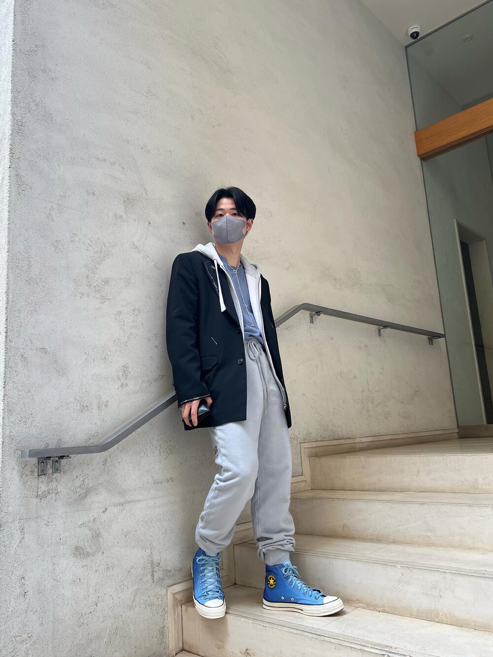 ブラック系のジャケット/アウター、グレー系のスウェットパンツ、ブルー系のスニーカーを着用したメンズの春コーディネートの2枚目の写真