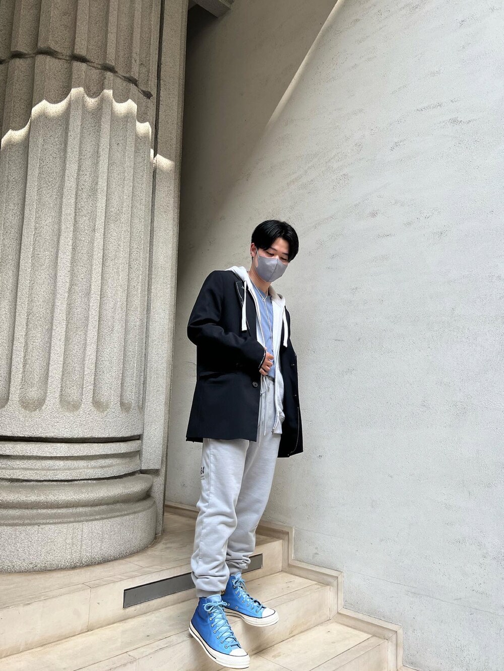 ブラック系のジャケット/アウター、グレー系のスウェットパンツ、ブルー系のスニーカーを着用したメンズの春コーディネートの3枚目の写真