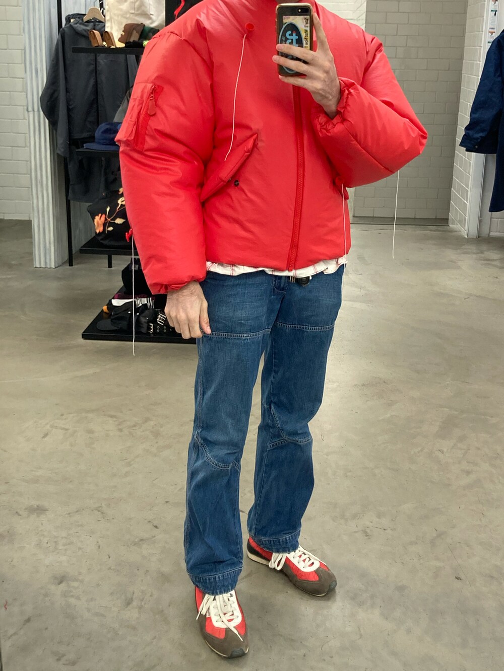 「DIESELのアイテム（デニムパンツ、ブルー系）」を使った、chrisさん（メンズ・170cm）の秋コーディネートの2枚目の写真