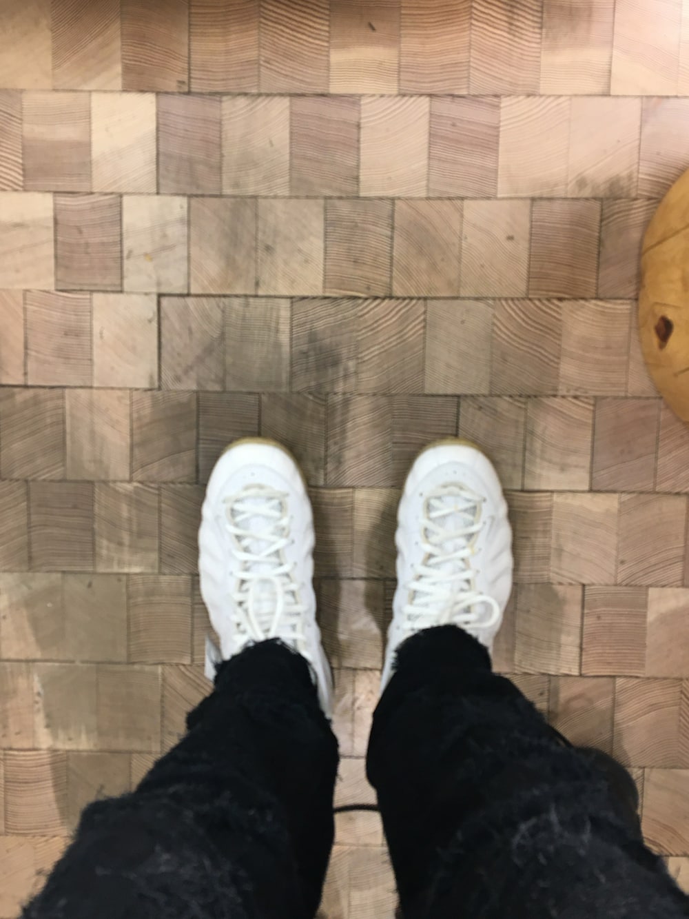 「NIKEのアイテム（スニーカー、ホワイト系）」を使った、chrisさん（メンズ・172cm）の春コーディネートの2枚目の写真