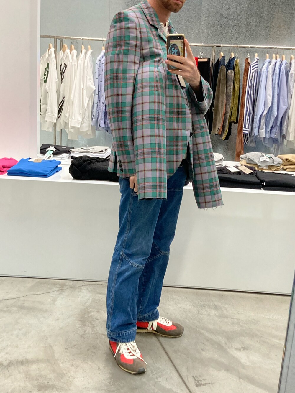 「DIESELのアイテム（デニムパンツ、ブルー系）」を使った、chrisさん（メンズ・170cm）の秋コーディネートの3枚目の写真