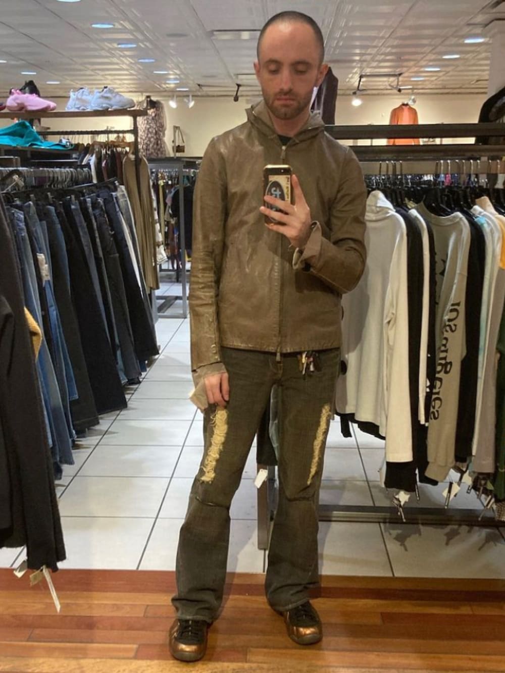 「TRUE RELIGIONのアイテム（デニムパンツ、グレー系）」を使った、chrisさん（メンズ・170cm）の冬コーディネートの2枚目の写真