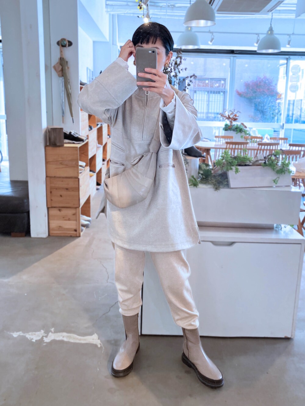 グリーン系のダウンジャケット/コート、ベージュ系のブーツ、ベージュ系のパンツを着用したレディースの冬コーディネートの2枚目の写真