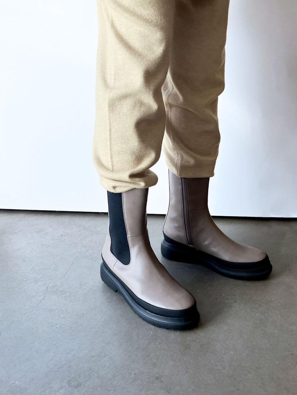 グリーン系のダウンジャケット/コート、ベージュ系のブーツ、ベージュ系のパンツを着用したレディースの冬コーディネートの3枚目の写真