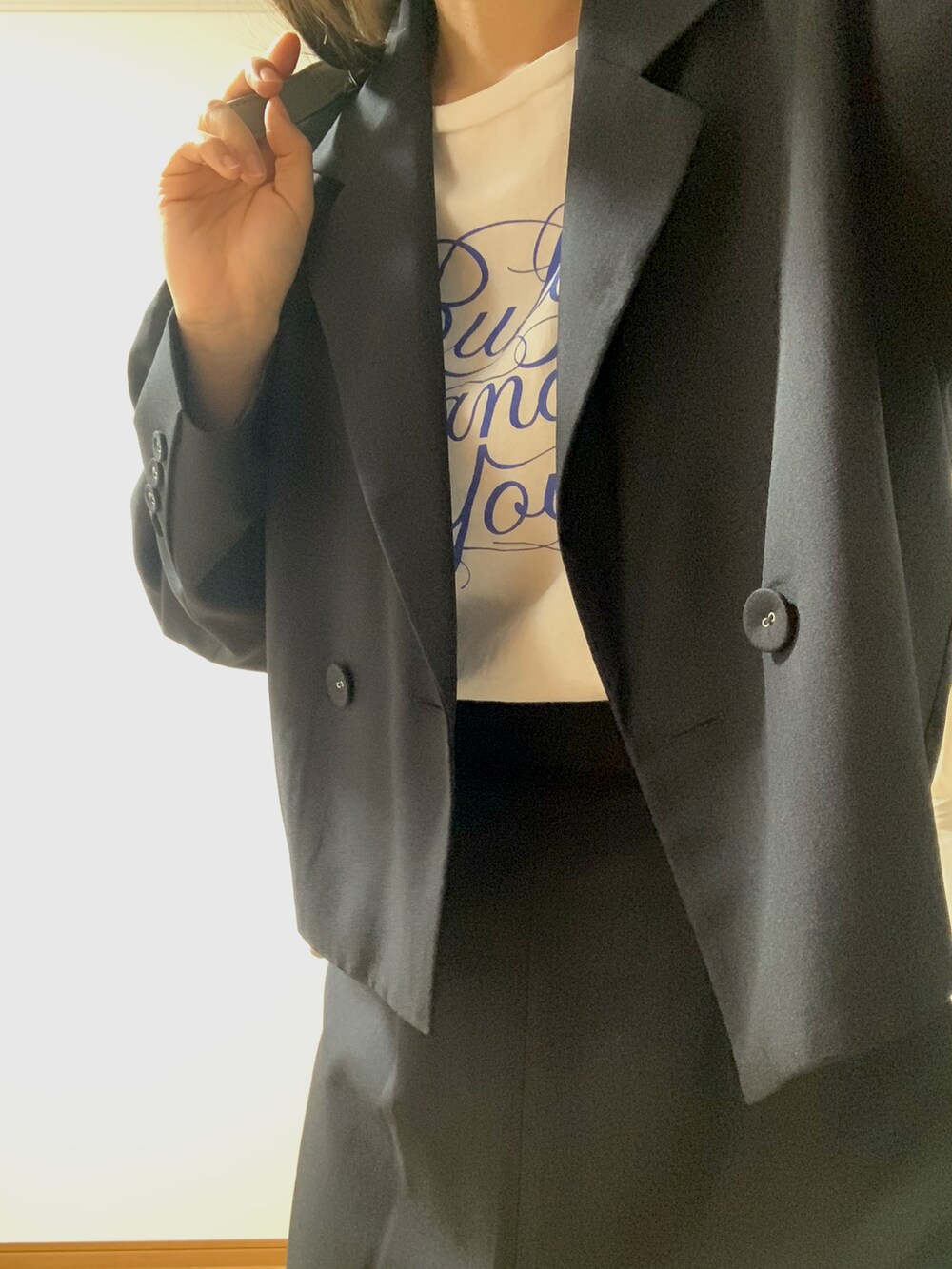 ブラック系のブーツ、ブラック系のスカート、ブラック系のテーラードジャケットを着用したレディースの夏コーディネートの2枚目の写真