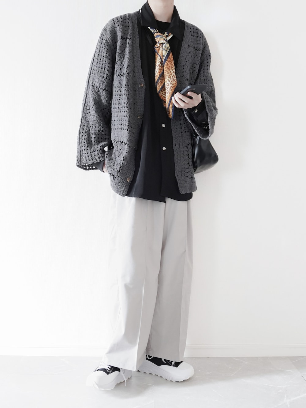 グレー系のカーディガン/ボレロ、ブラック系のシャツ/ブラウス、グレー系のその他パンツを着用したメンズの春コーディネートの2枚目の写真