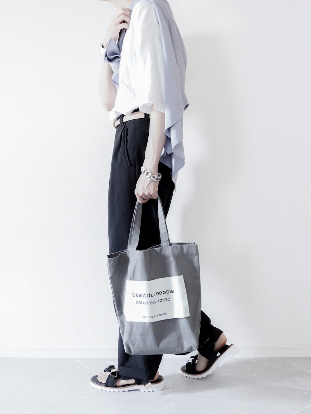 ホワイト系のTシャツ/カットソー、ブルー系のセットアップ、ブラック系のスラックスを着用したメンズの春コーディネートの2枚目の写真