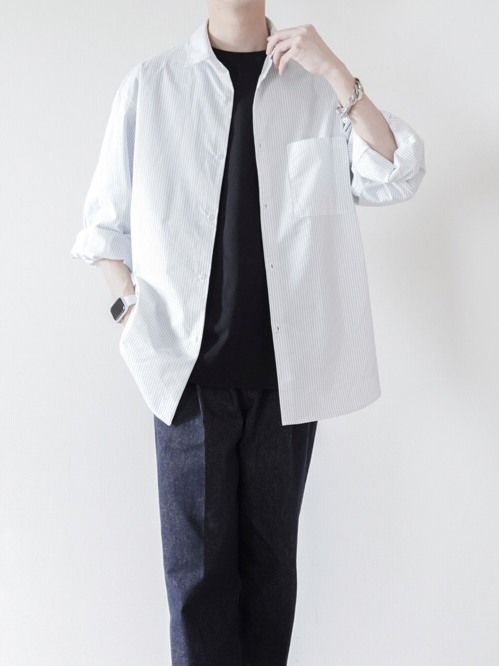 ホワイト系のシャツ/ブラウスを着用したメンズの春コーディネートの2枚目の写真