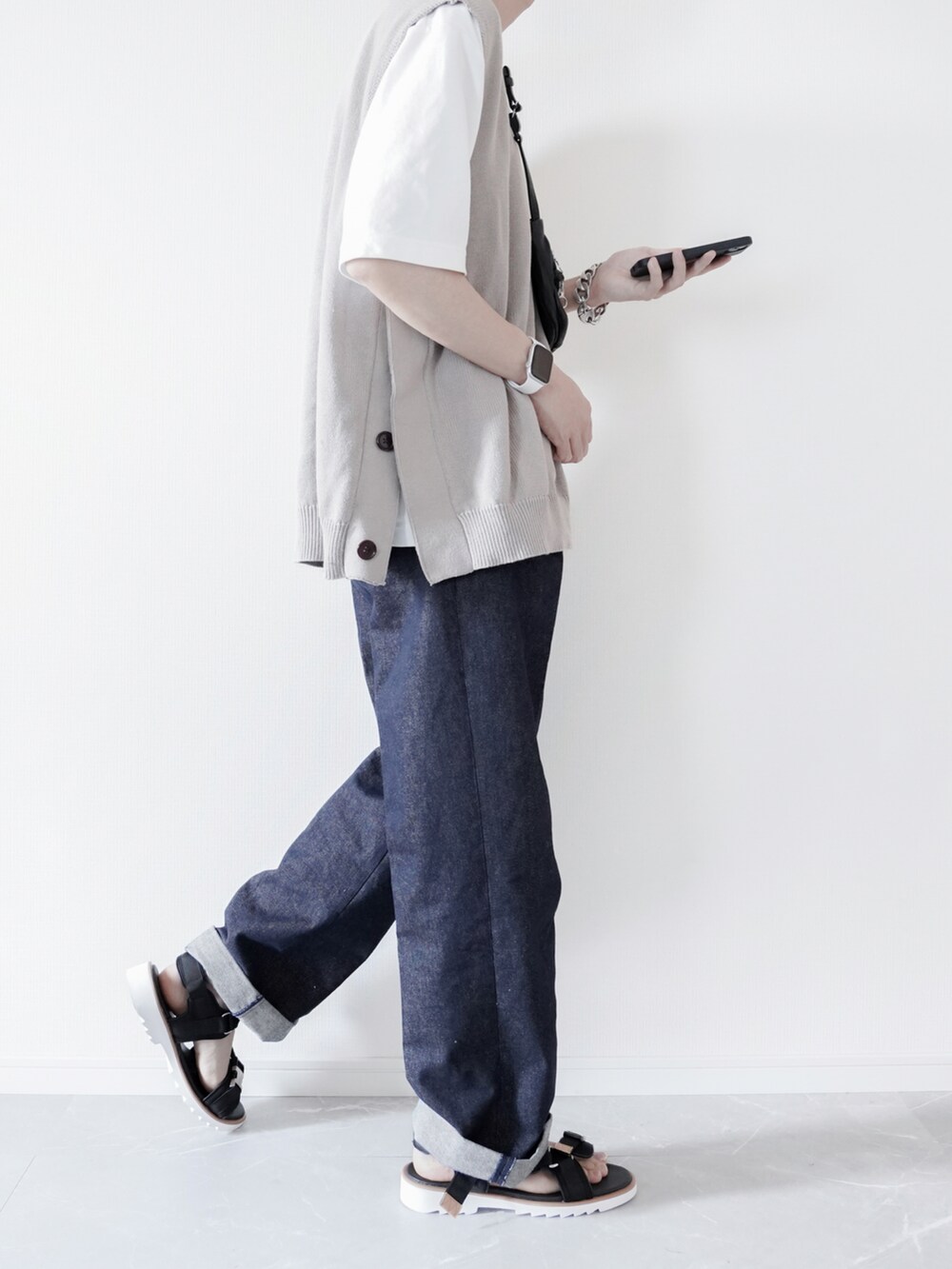 「メンズコーデ、サンダル、ニットベスト、ベスト、デニムパンツ、デニム、ビッグシルエット、夏服、夏コーデ、シンプル、ウエストポーチ、カジュアル、きれいめカジュアル、センタープレス、ロールアップ」｜「melt.のサイドスリットボタン リラックスニットベスト / side slit button relux KNIT VEST.（ベスト、ベージュ系）」を使った、ぼーんさん（メンズ・178cm）の春コーディネートの2枚目の写真