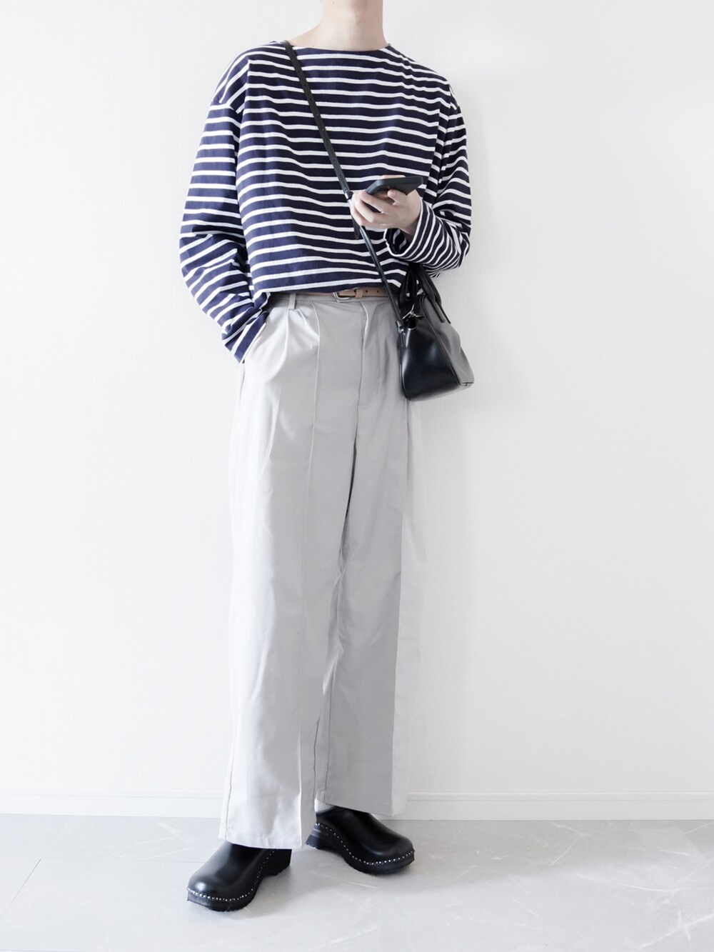 ブルー系のTシャツ/カットソー、グレー系のその他パンツ、ブラック系のサンダルを着用したメンズの春コーディネートの2枚目の写真