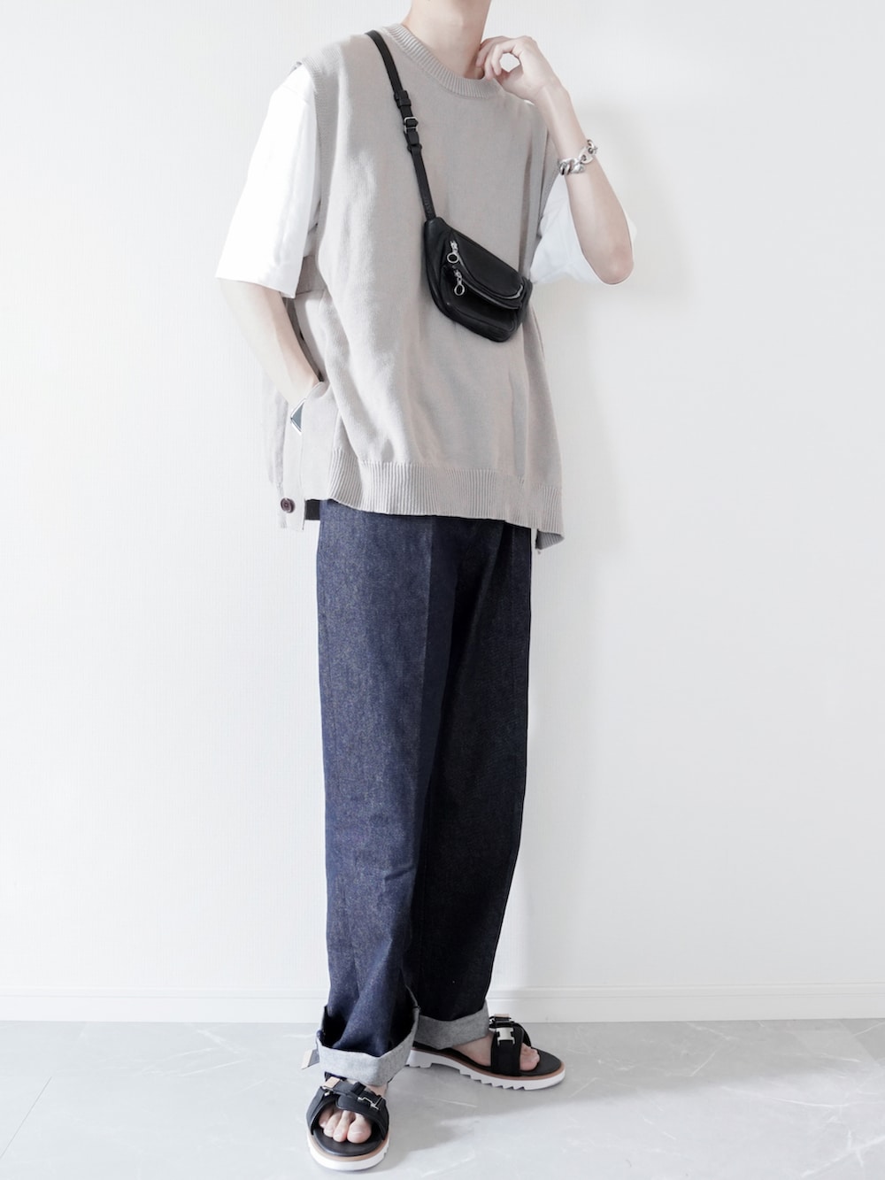 「メンズコーデ、サンダル、ニットベスト、ベスト、デニムパンツ、デニム、ビッグシルエット、夏服、夏コーデ、シンプル、ウエストポーチ、カジュアル、きれいめカジュアル、センタープレス、ロールアップ」｜「melt.のサイドスリットボタン リラックスニットベスト / side slit button relux KNIT VEST.（ベスト、ベージュ系）」を使った、ぼーんさん（メンズ・178cm）の春コーディネートの3枚目の写真