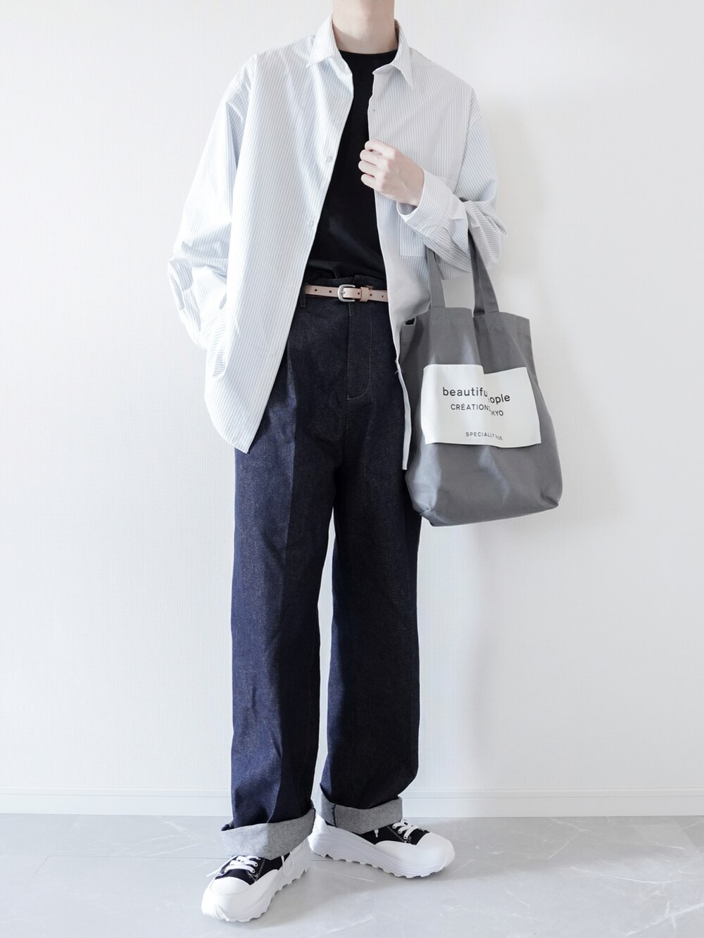 ホワイト系のシャツ/ブラウスを着用したメンズの春コーディネートの4枚目の写真