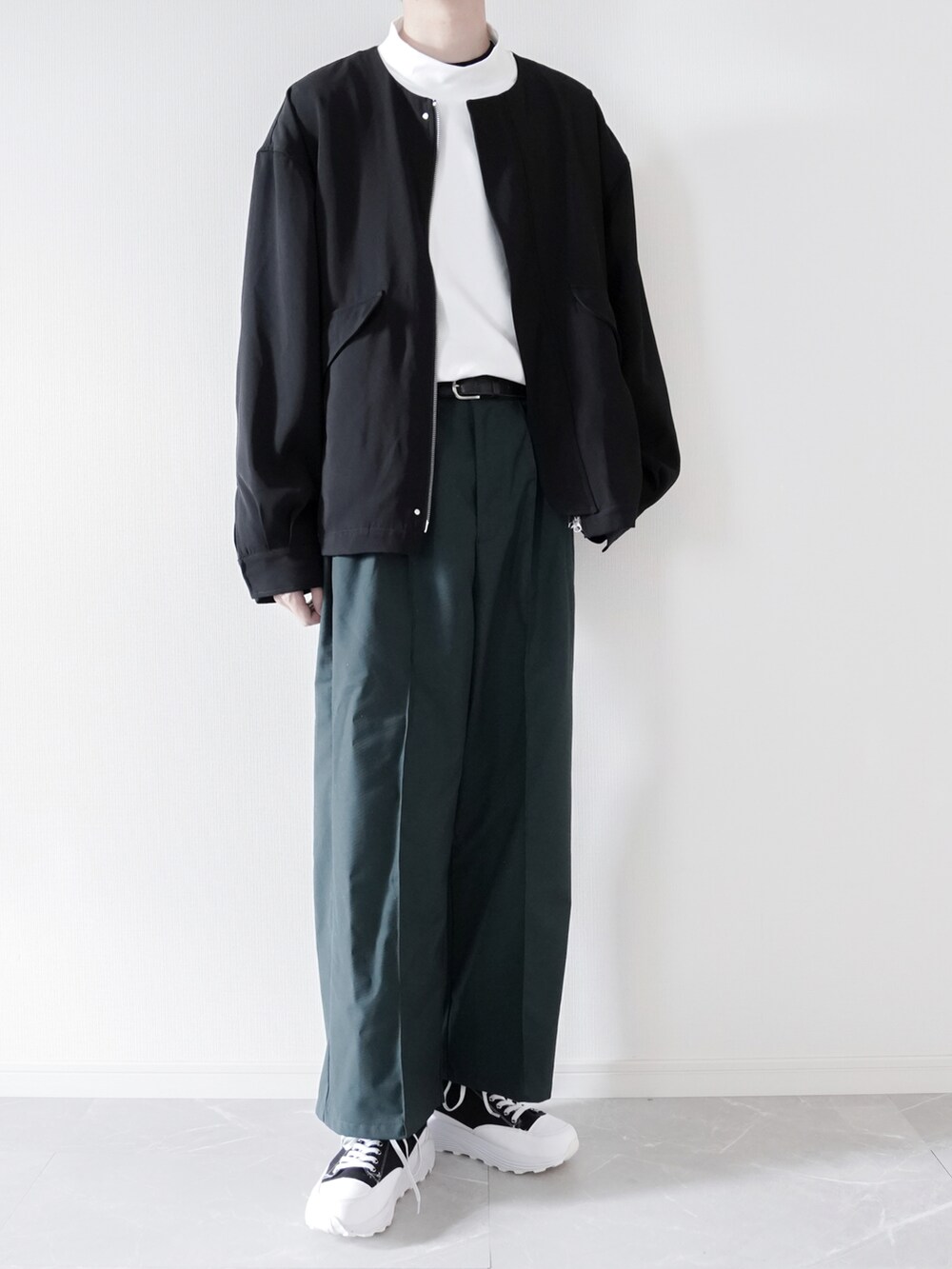 ホワイト系のTシャツ/カットソー、グリーン系のその他パンツ、ブラック系のスニーカーを着用したメンズの春コーディネートの3枚目の写真