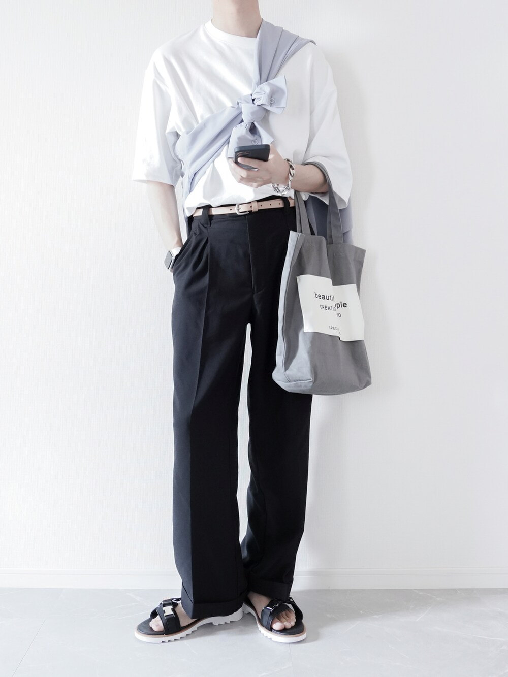 ホワイト系のTシャツ/カットソー、ブルー系のセットアップ、ブラック系のスラックスを着用したメンズの春コーディネートの3枚目の写真