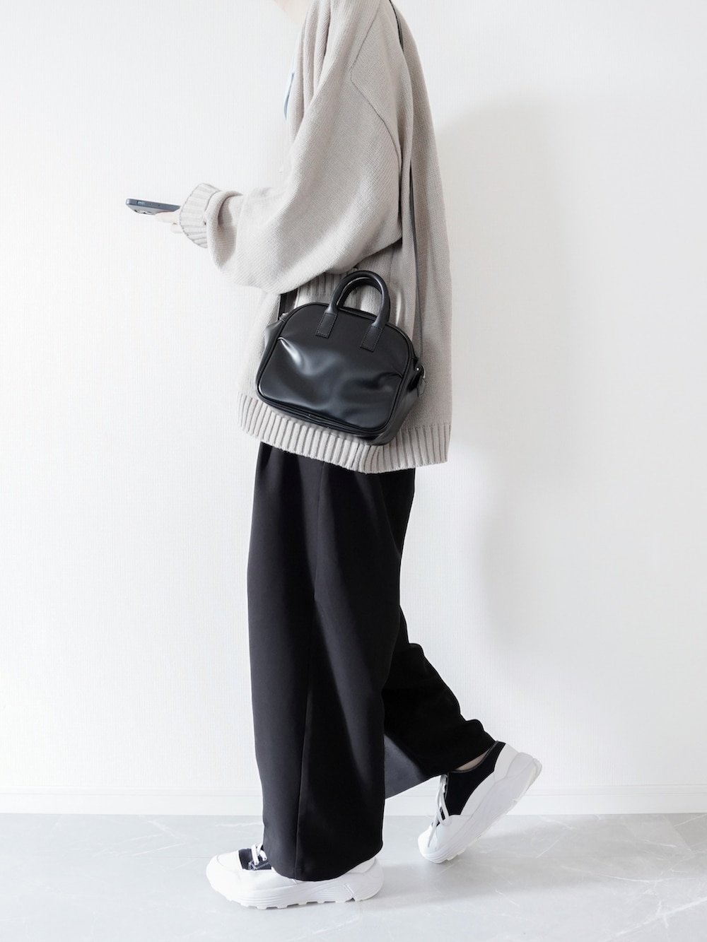 ベージュ系のカーディガン/ボレロ、ブルー系のシャツ/ブラウス、ブラック系のスラックスを着用したメンズの春コーディネートの3枚目の写真