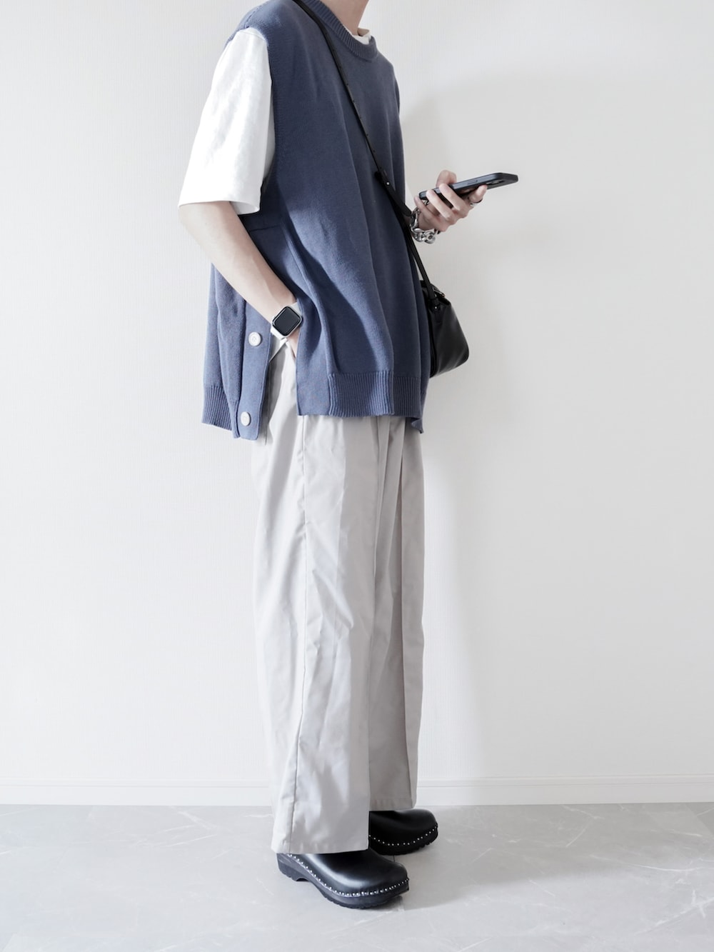 ブルー系のベスト、ホワイト系のTシャツ/カットソー、グレー系のその他パンツを着用したメンズの春コーディネートの3枚目の写真