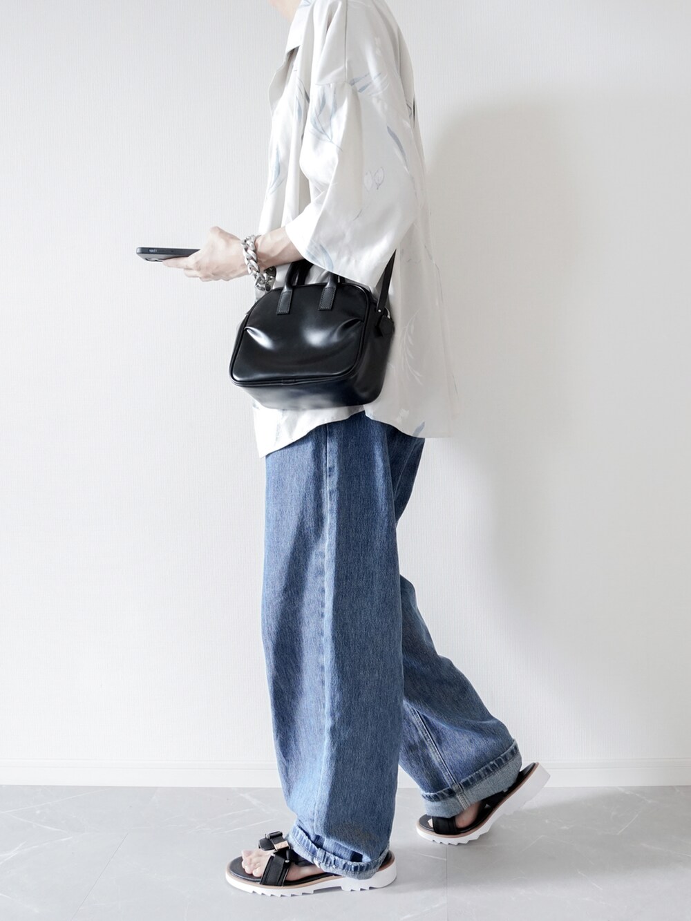 ホワイト系のシャツ/ブラウス、ホワイト系のタンクトップ、ブルー系のデニムパンツを着用したメンズの夏コーディネートの2枚目の写真