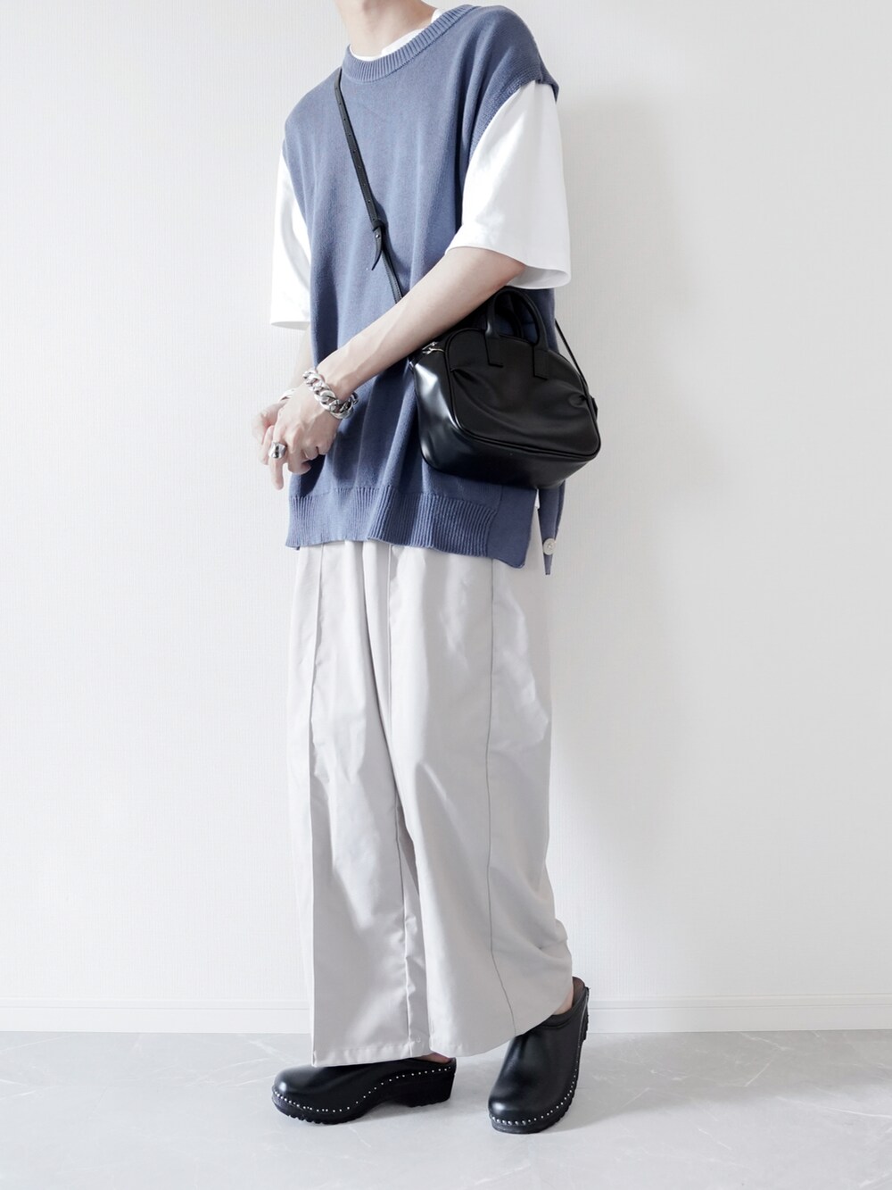 ブルー系のベスト、ホワイト系のTシャツ/カットソー、グレー系のその他パンツを着用したメンズの春コーディネートの2枚目の写真