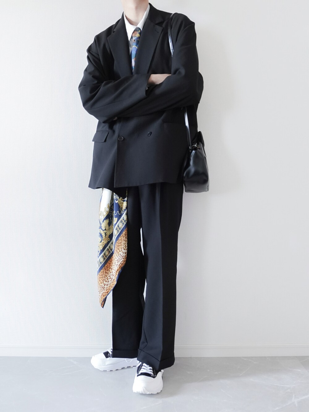 ホワイト系のシャツ/ブラウスを着用したメンズの春コーディネートの5枚目の写真