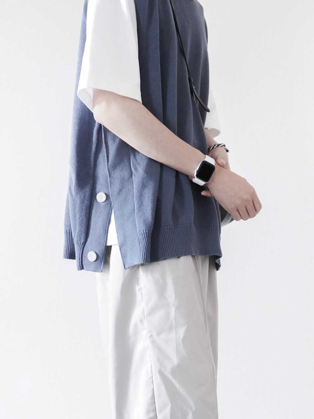 ブルー系のベスト、ホワイト系のTシャツ/カットソー、グレー系のその他パンツを着用したメンズの春コーディネートの4枚目の写真