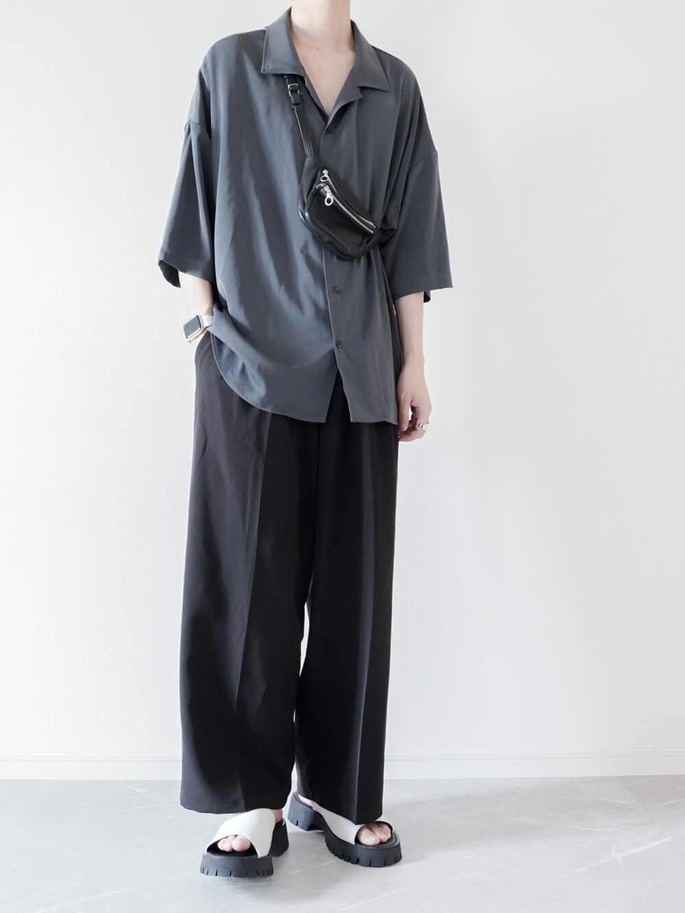 グレー系のシャツ/ブラウス、ブラック系のスラックス、グレー系のサンダルを着用したメンズの夏コーディネートの2枚目の写真