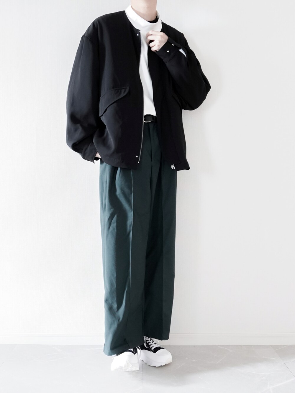 ホワイト系のTシャツ/カットソー、グリーン系のその他パンツ、ブラック系のスニーカーを着用したメンズの春コーディネートの2枚目の写真