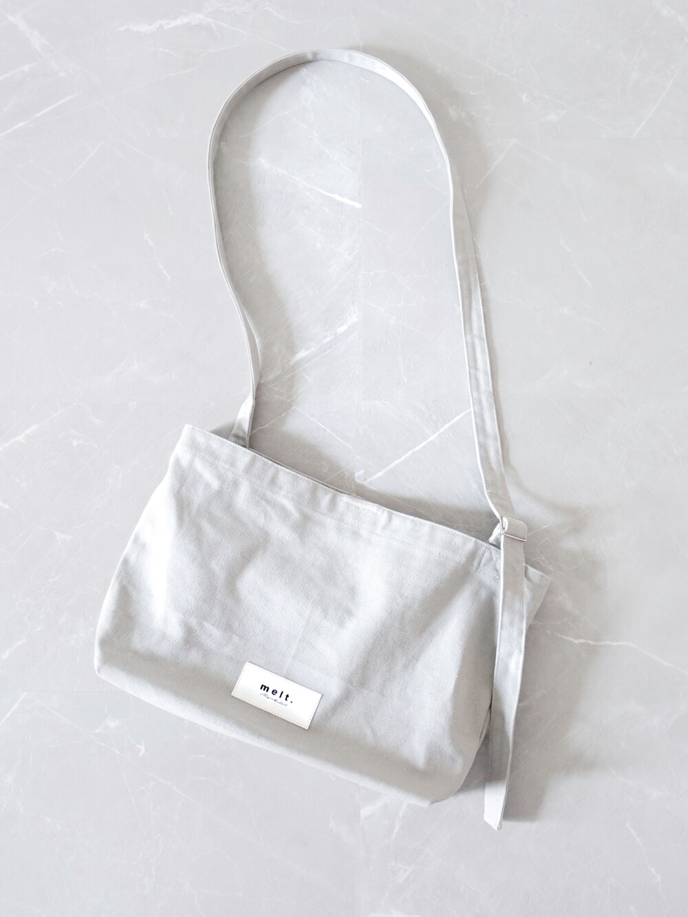 ホワイト系のシャツ/ブラウス、ホワイト系のTシャツ/カットソー、ブルー系のスラックスを着用したメンズの春コーディネートの3枚目の写真