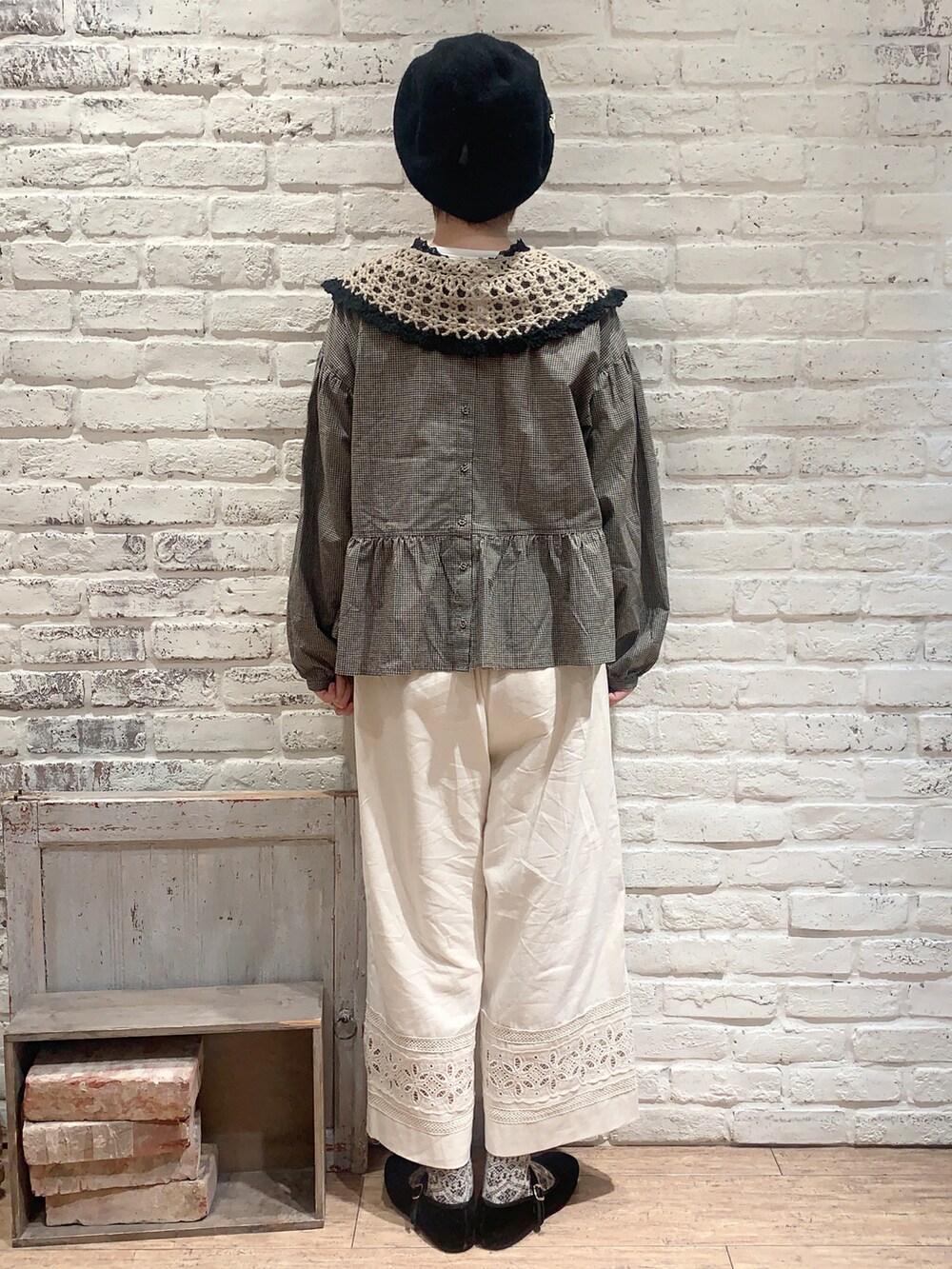 ベージュ系のシャツ/ブラウス、ホワイト系のその他パンツ、ブラック系のパンプスを着用したレディースの春コーディネートの4枚目の写真