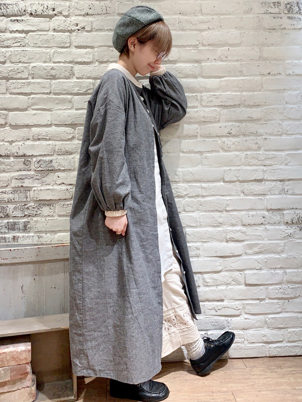 グレー系のワンピース、グレー系のチュニック、ホワイト系のその他パンツを着用したレディースの春コーディネートの3枚目の写真