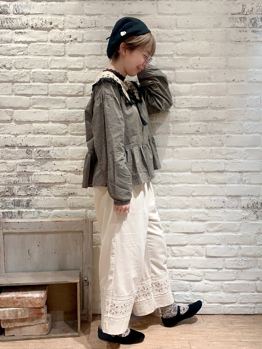 ベージュ系のシャツ/ブラウス、ホワイト系のその他パンツ、ブラック系のパンプスを着用したレディースの春コーディネートの3枚目の写真