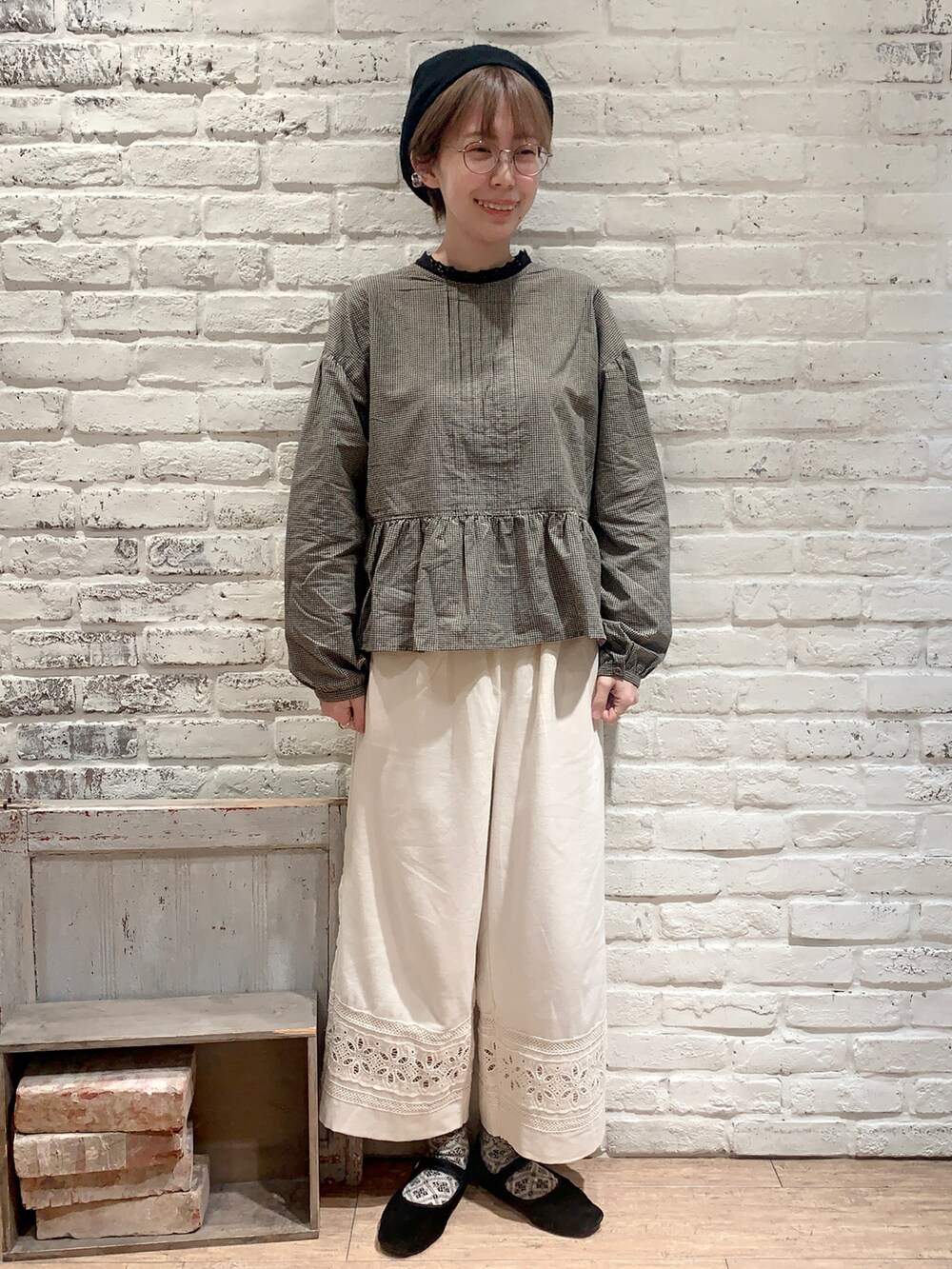 ベージュ系のシャツ/ブラウス、ホワイト系のその他パンツ、ブラック系のパンプスを着用したレディースの春コーディネートの5枚目の写真