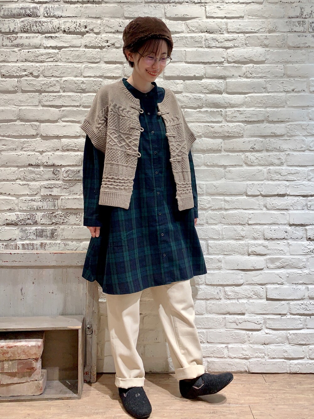 ホワイト系のその他パンツ、グレー系のその他シューズ、ブルー系のシャツ/ブラウスを着用したレディースの冬コーディネートの4枚目の写真